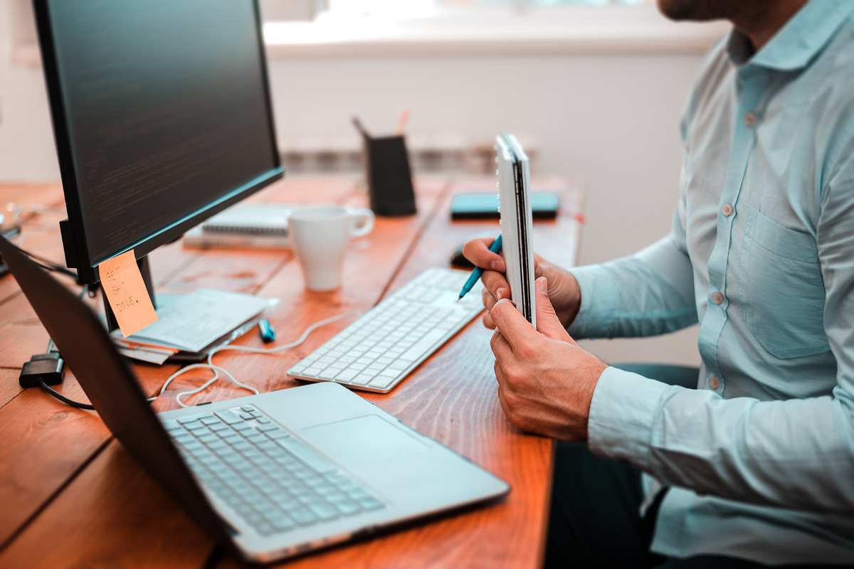 Man som sitter vid dator med IT-tjänster från Microtec